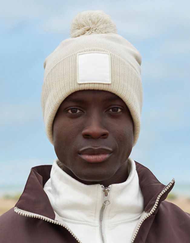 BONNET POMPON AVEC PATCH APPLIQUÉ